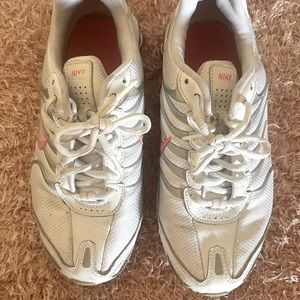 NIKE SHOX